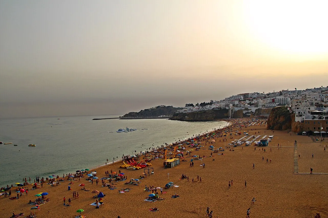 Praia dos Pescadores et maisons d’Albufeira en fin d’après-midi.