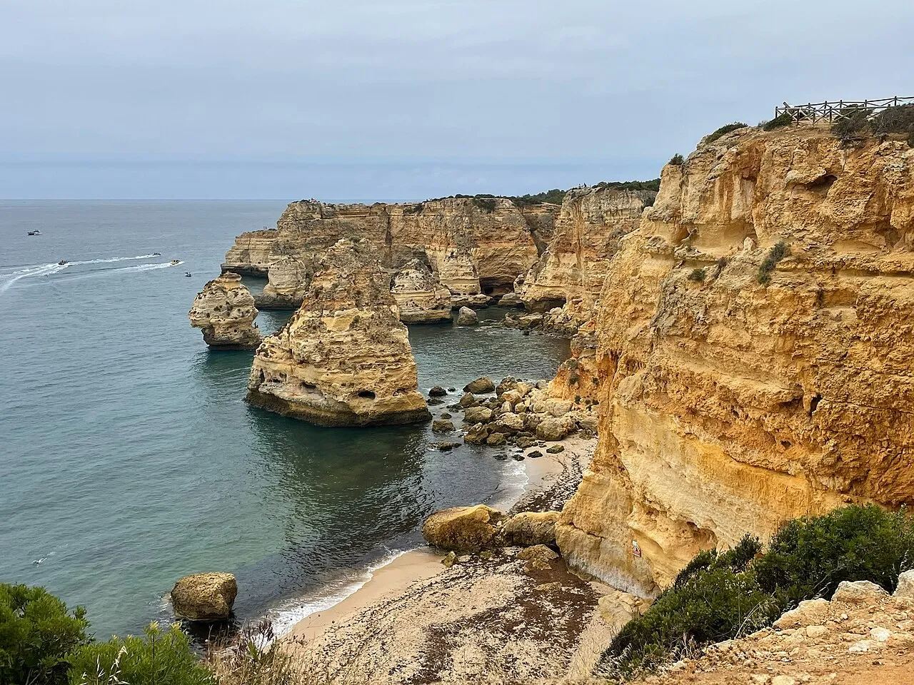 Falaises et rochers de Praia da Marinha, à Lagoa.