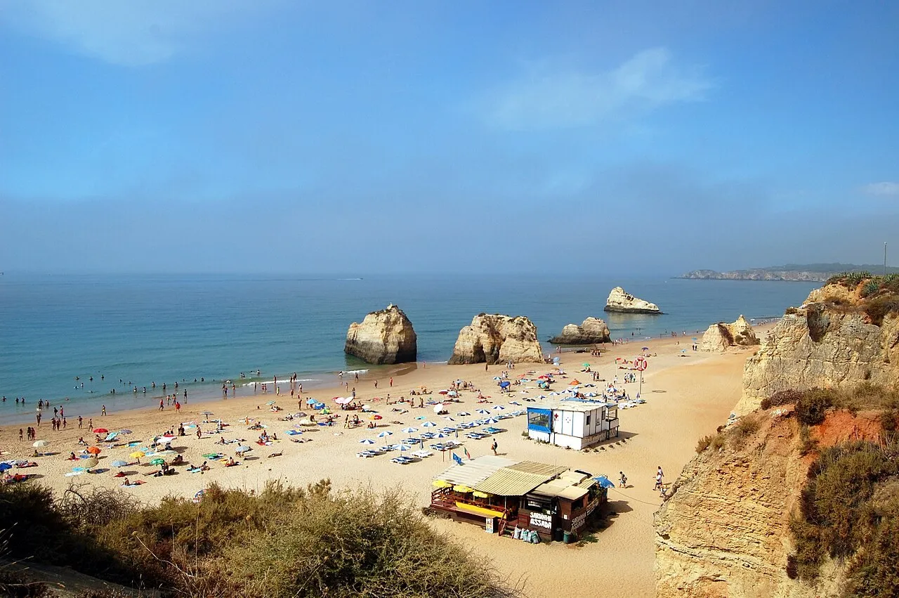 Plage et rochers sur la côte de Praia da Rocha, à Portimão.